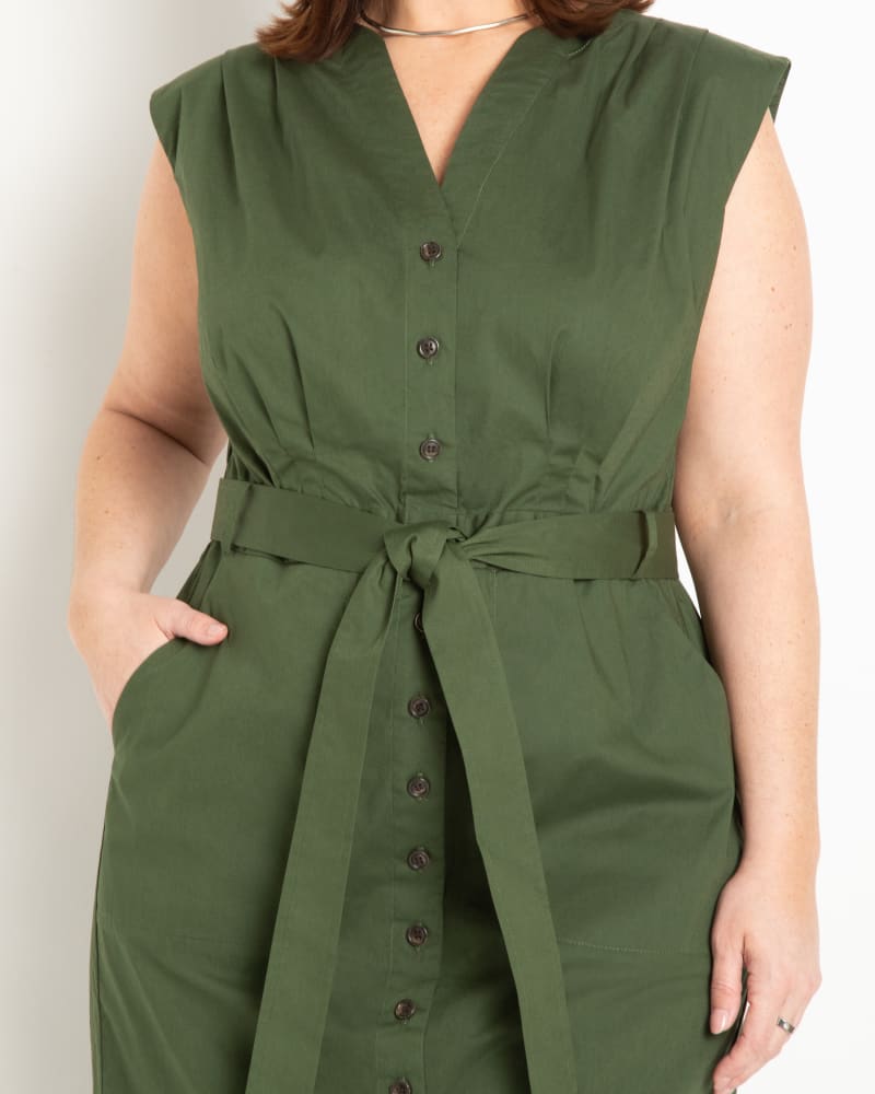 Side of a model wearing a size 18 Belted Midi Dress in Rifle Green by ELOQUII. | dia_product_style_image_id:295341
